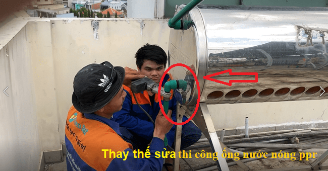 Thợ sửa máy nước nóng năng lượng mặt trời 